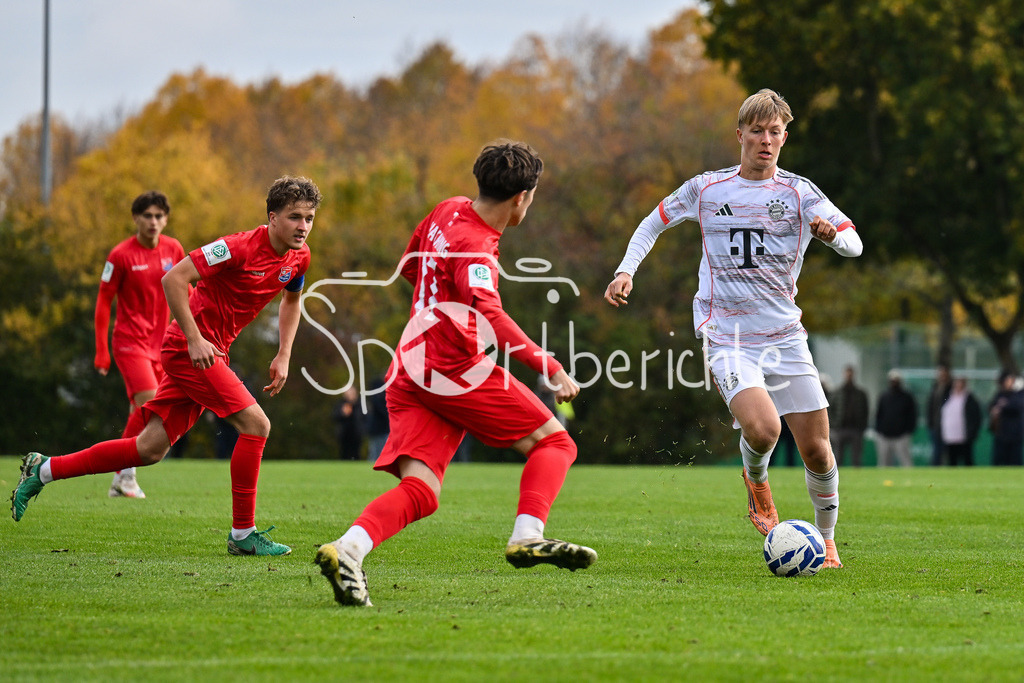 SpVgg Unterhaching U19 - FC Bayern München U19 | im duell Moritz BRONNER (SpVgg Unterhaching U19 17) und Leopold SCHMID (FC Bayern München 6) / Zweikampf / U19 DFB Nachwuchsliga: SpVgg Unterhaching - FC Bayern München; Sportschule Oberhaching am 18.10.2025
