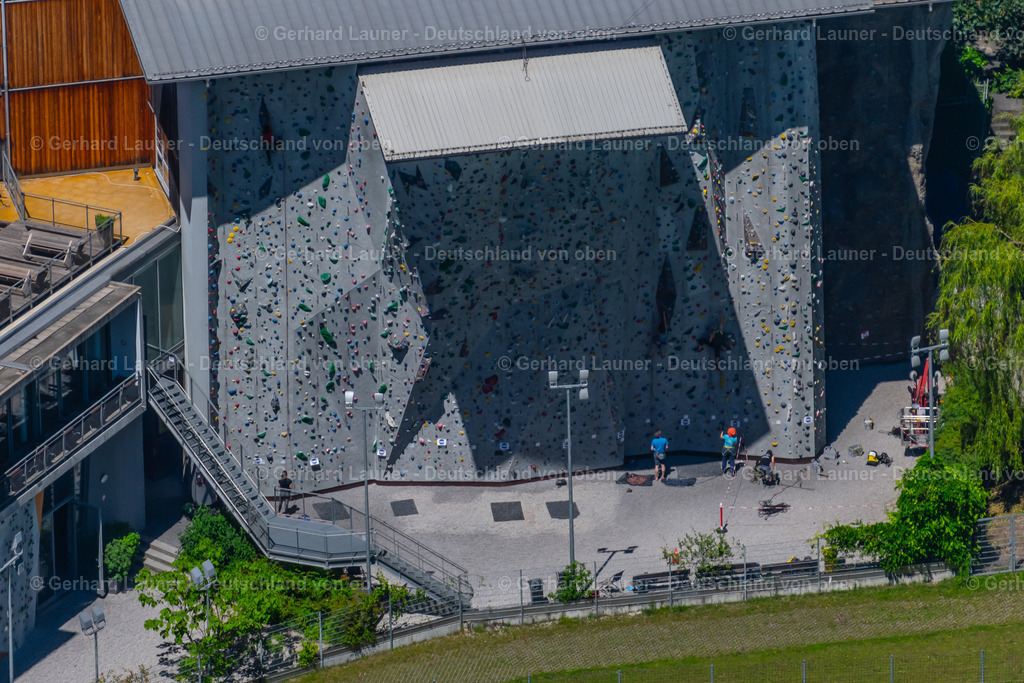 4031230 | MüNCHEN 12.06.2020 Sportgelände Kletterwand des DAV Kletter- und Boulderzentrum München-Süd - Thalkirchen im Ortsteil Sendling in München im Bundesland Bayern, Deutschland. Weiterführende Informationen bei: DAV-Kletter- und Boulderzentren München e.V.. // Sports area climbing wall of the DAV climbing and bouldering center Munich-South - Thalkirchen in the district Sendling in Munich in the state Bavaria, Germany. Further information at: DAV-Kletter- und Boulderzentren Muenchen e.V.. Foto: Gerhard Launer