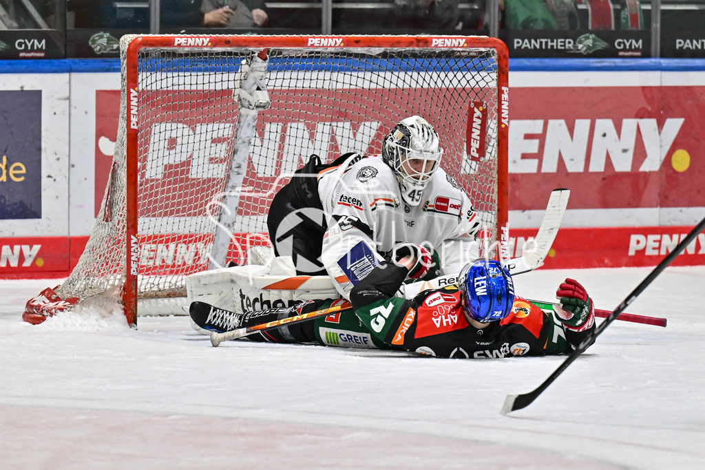Augsburger Panther - Löwen Frankfurt  | im Duell Juho OLKINUORA (Löwen Frankfurt #45) und Riley McCOURT (Augsburger Panther #72) / Zweikampf / DEL: Augsburger Panther - Loewen Frankfurt, Curt Frenzel Stadion am 12.01.2025