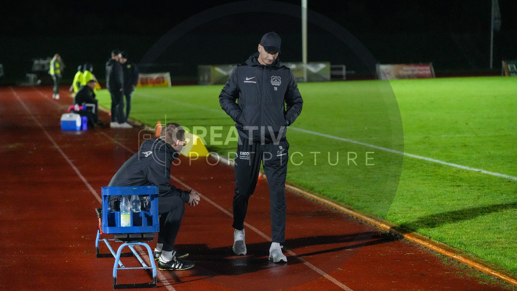 Fußball, Herren, Saison 2025/2026, Regionalliga Nordost, 12. Spieltag, FC Eilenburg vs. FSV 63 Luckenwalde, Freitag 17.10.2025, Ilburgstadion Eilenburg, | Fußball, Herren, Saison 2025/2026, Regionalliga Nordost, 12. Spieltag, FC Eilenburg vs. FSV 63 Luckenwalde, Freitag 17.10.2025, Ilburgstadion Eilenburg, Im Bild: Kevin Rodewald (Trainer Eilenburg) - Realisiert mit Pictrs.com