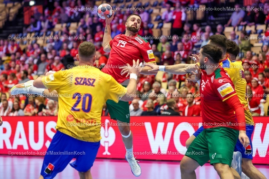 EHF16012601037 | 16.01.2026, Handball, Men's EHF EURO 2026, Portugal - Rumänien, Jyske Bank Boxen in Herning, Dänemark, Preliminary Round:  Martim Mota Costa (Portugal #79) wirft über  Andras Szasz (Romania #20) 