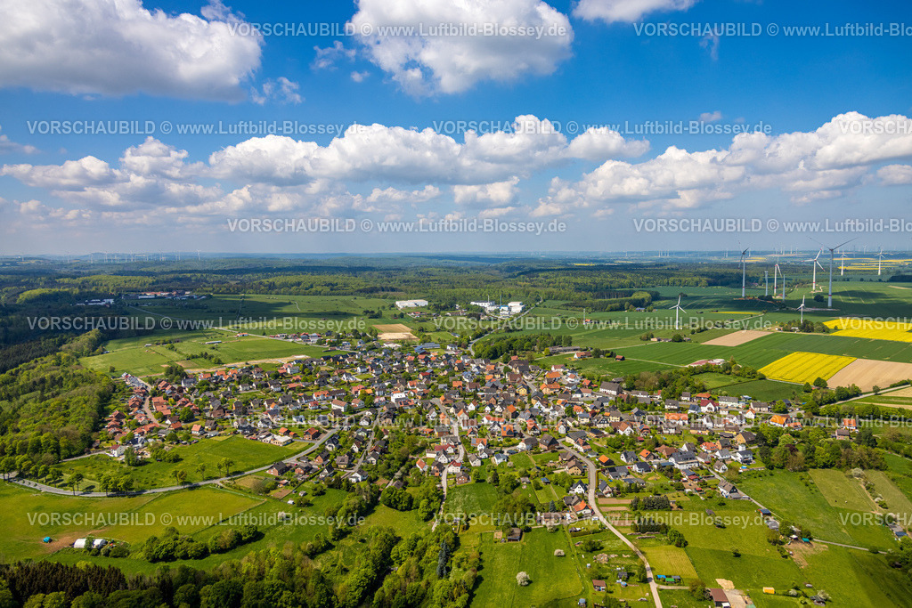 Marsberg240504306Essentho | Luftbild, Wohngebiet Ortsansicht Ortsteil Essentho, Fernsicht mit blauem Himmel und Wolken, Windpark Windräder, Essentho, Marsberg, Sauerland, Nordrhein-Westfalen, Deutschland