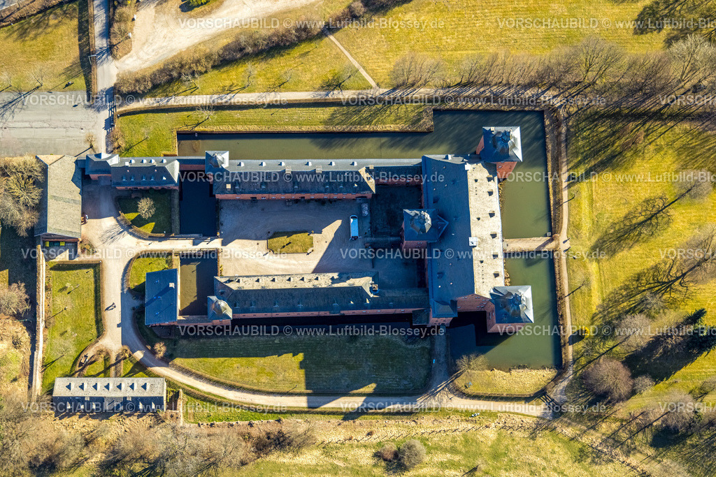 Kirchhundem250308824Oberhundem | Luftbild, Adolphsburg, auch Schloss Adolfsburg, Wasserschloss im Hundemtal, Senkrechtaufnahme, Oberhundem, Kirchhundem, Sauerland, Nordrhein-Westfalen, Deutschland