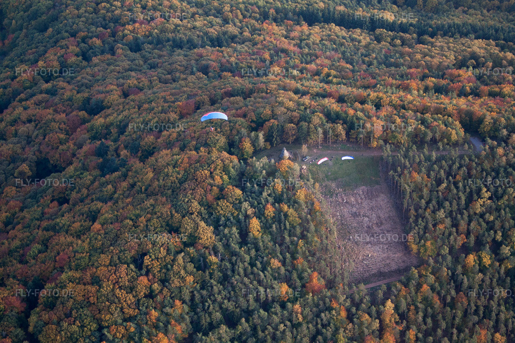Luftbild: Nordstartplatz der Duddefliecher in Annweiler am Trifels im Bundesland Rheinland-Pfalz in Deutschland. Foto: IMG_54023.jpg vom 20.10.2012 durch Werner Riehm/FLY-FOTO.de