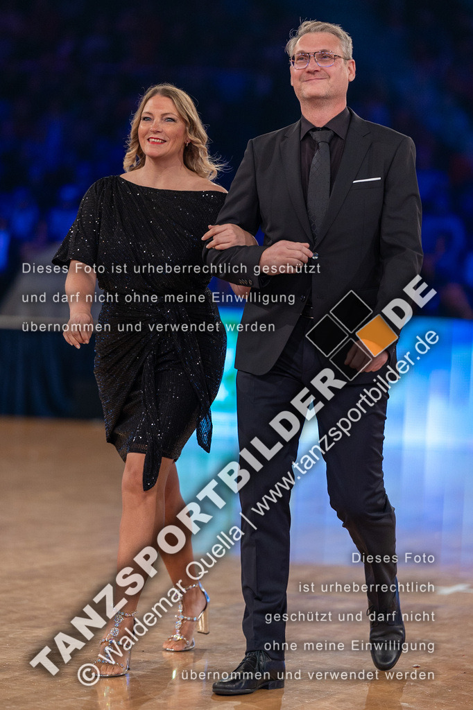 20231111-01100 | Hier finden Sie Tanz Bilder vom Latein und Standard Formationen tanzen. Sportbilder vom Tanzsport. Schöne Fotos und von Weltmeisterschaft, Europameisterschaft, Bundesliga, Regionalliga, Oberliga und Landesliga sowie von GOC Stuttgart, DanceComp, WM Bremen