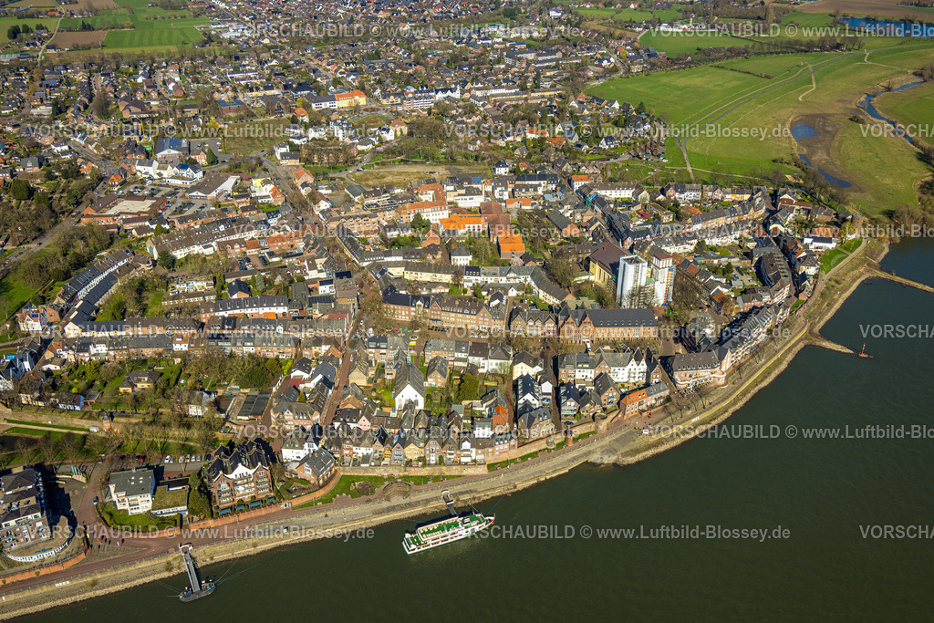 Rees240312476 | Luftbild, Innenstadt Ortsansicht und Rheinpromenade Rees mit Ausflugsschiff am Anleger, Baustelle Renovierung an der kath. Kirche St. Mariä Himmelfahrt, Rathaus Stadtverwaltung und Marktplatz Rees Fußgängerzone mit Schriftzug REES in bunten Großbuchstaben auf dem Platz, historische Marktplatzpumpe, Rees, Nordrhein-Westfalen, Deutschland