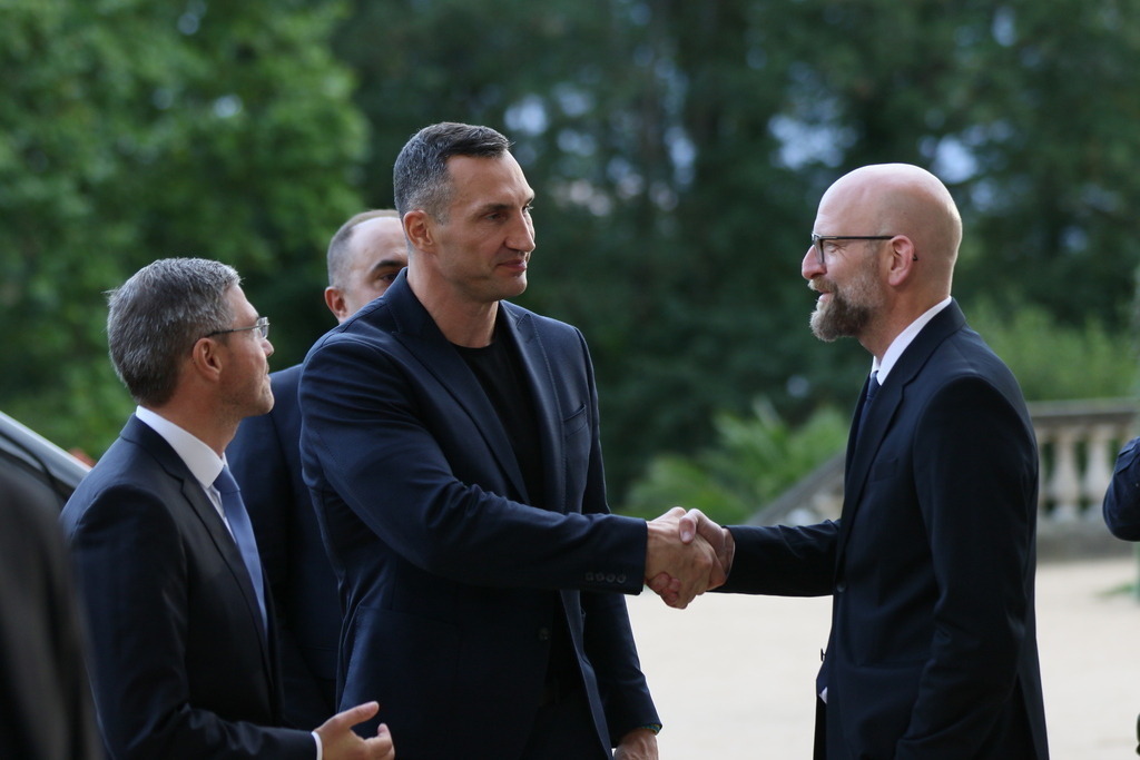 M100 Media Award: „Preis der europäischen Presse“ in Potsdam für das Ukrainische Volk verliehen. | Mit dem M100 Media Award, der sich als „Preis der europäischen Presse“ versteht, wird in diesem Jahr das Ukrainische Volk ausgezeichnet. Die Auszeichnung nimmt stellvertretend Wladimir Klitschko in der Orangerie im Park Sanssouci entgegen. Das Bild zeigt Mike Schubert, Bürgermeister von Potsdam, Wladimir Klitschko und Moritz Van Duelmen, Geschäftsführer Potsdam Media International e.V. vor der Preisverleihung.