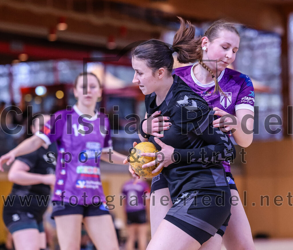 2024-12-14_099_SpVgg_Altenerding_gegen_SVA_Palzing | Erding, Deutschland, 14.12.2024:Handball, Bezirksoberliga Frauen Altbayern 2024 / 2024, 9. Spieltag, SpVgg Altenerding gegen SVA Palzing, Endergebnis: 20:30Amelie Teibl (SVA Palzing, #6), Line Sophie Malerius (SpVgg Altenerding, #10)Foto: Christian Riedel / fotografie-riedel.net