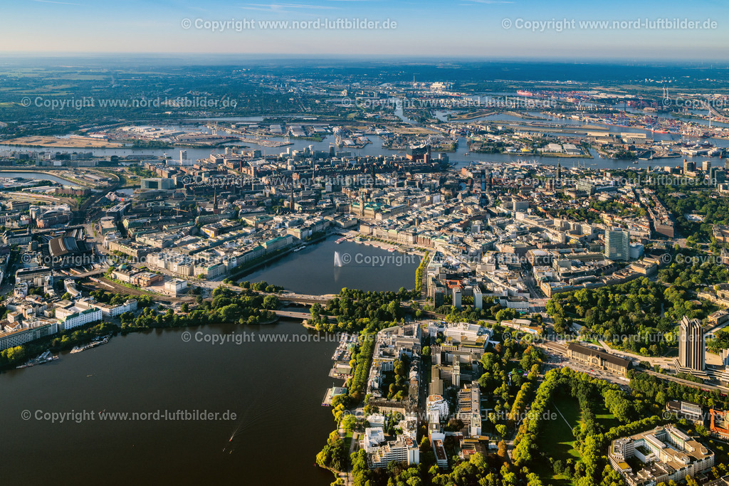 Hamburg_Mitte_Altstadtkern_ELS_9691070923 | HAMBURG 20.08.2023 Stadtzentrum im Innenstadtbereich am Ufer der Alster im Ortsteil Altstadt in Hamburg, Deutschland. // The city center in the downtown area on lake side of Alster in the district Altstadt in Hamburg, Germany. Foto: Martin Elsen