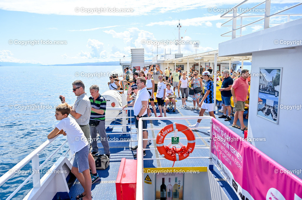 Kroatien_ Bra__ Split_ Faehre_ 09.08.2023-52 | 09.08.2023, Kroatien, HRV, Brač, Insel in Dalmatien im Bild Ueberfahrt auf der Faehre von Brac nach Split, Adria, Meer, Faehre, Trajekt, Ferry, Jadrolinija, Touristen, Urlauber