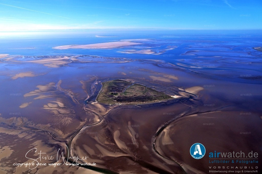 Luftbild Hallig Süderoog - Ihre formähnliche Gestalt hat ihr den Beinamen „Herz der Nordsee“  | Ihre formähnliche Gestalt hat ihr den Beinamen „Herz der Nordsee“ eingebracht. Verwaltungstechnisch gehört sie zur Gemeinde Pellworm.