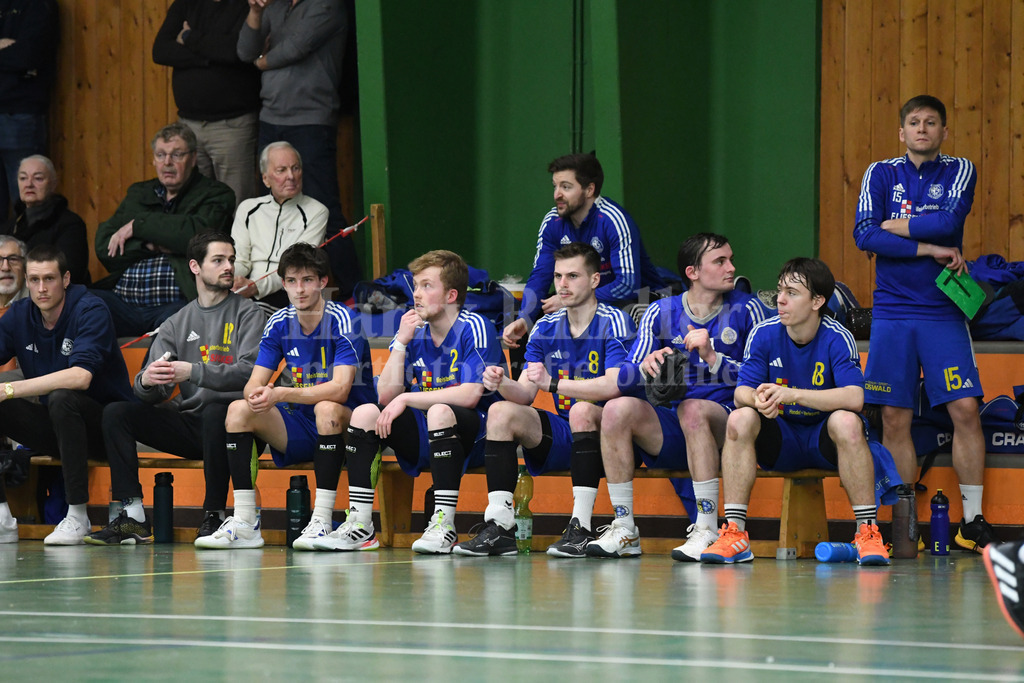 SSG Metten :  TG Landshut II  | traurige Gesichter auf der SSG Bank re. Florian Sedlmeier (SSG Metten Trainer) - Realisiert mit Pictrs.com