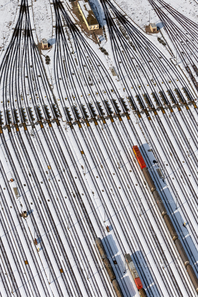 4044853 | bunte Eisenbahnwaggons im verschneiten Rangierbahnhof Maschen, Seevetal