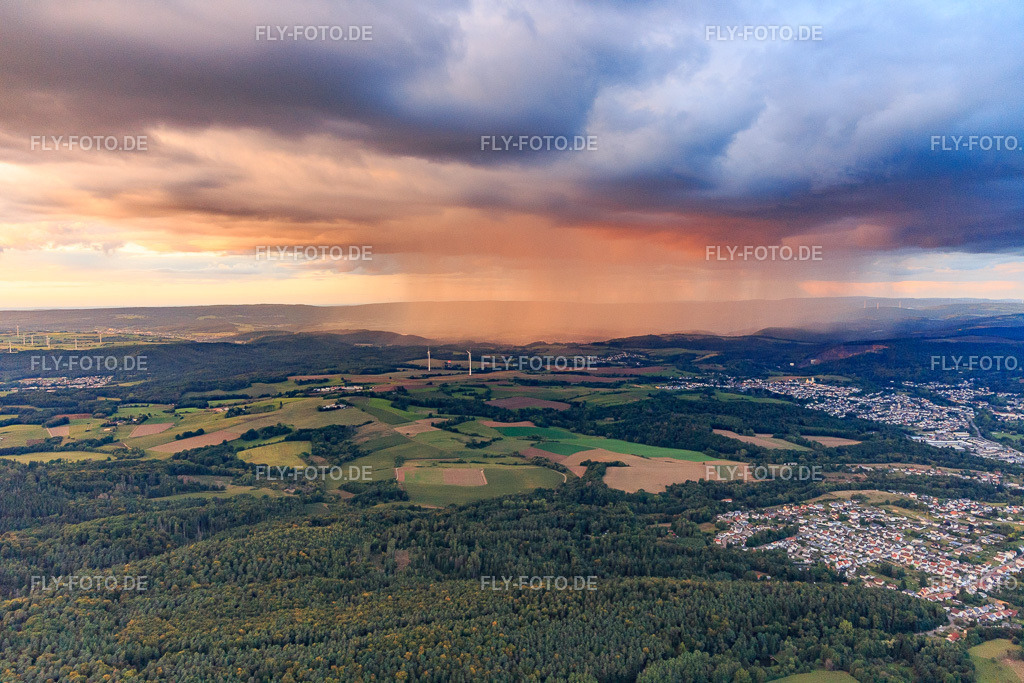 Regenschauer bei Sonnenuntergang | Luftbild: Regenschauer bei Sonnenuntergang im Ortsteil Honzrath in Beckingen im Bundesland Saarland in Deutschland. Foto: IMG_149632.jpg vom 05.09.2025 durch Werner Riehm/FLY-FOTO.de - Realisiert mit Pictrs.com