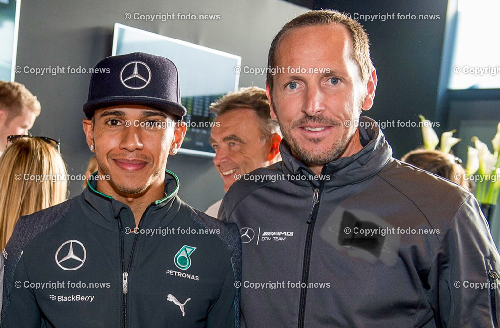 Michael Stadlmann_ Die Fitmacher_ 17.08.2023-5 | 17.08.2023, Linz, AUT, Michael Stadlmann, im Bild Michael Stadlmann (Die Fitmacher) mit Louis Hamilton - REPRO