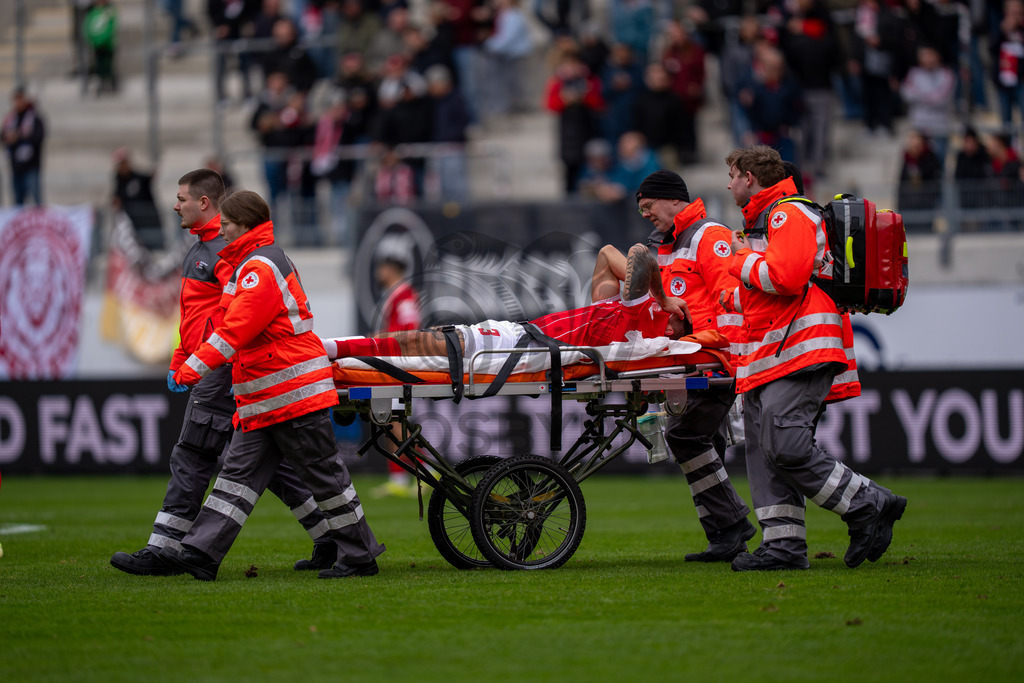 Kickers Offenbach vs. SG Sonnenhof Grossaspach, Fussball, Regionalliga Suedwest, 24. Spieltag, 14.03.2026 | Maximilian Rossmann (Kickers Offenbach, #03) liegt verletzt auf der Trage und wird abtransportiert,Kickers Offenbach vs. SG Sonnenhof Grossaspach, Fussball, Regionalliga Suedwest, 24. Spieltag, 14.03.2026Foto: photosbyphips/Philip Ziegler