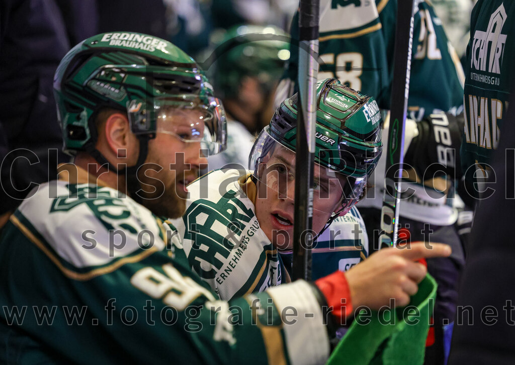 2025-11-16_072_TSV_Erding_gegen_Selber_Woelfe | Erding, Deutschland, 16.11.2025:Eishockey, Oberliga Süd 2025 / 2026, 17. Spieltag, TSV Erding gegen Selber Wölfe, Endergebnis: 3:1Markus Eberhardt (Erding Gladiators, #94), Moritz Köttstorfer (Erding Gladiators, #61)Foto: Christian Riedel / fotografie-riedel.net