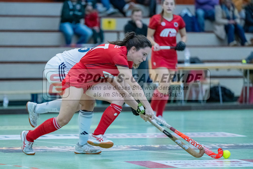 HK_20231217_107700 | 1. Bundesliga Damen Crefelder HC - Düsseldorfer HC  am 17.12.2023 Sporthalle Glockenspitz, Krefeld , Leonie Kunze ( Crefelder HTC #27 ) , Elisa Gräve ( Düsseldorfer HC #26 )