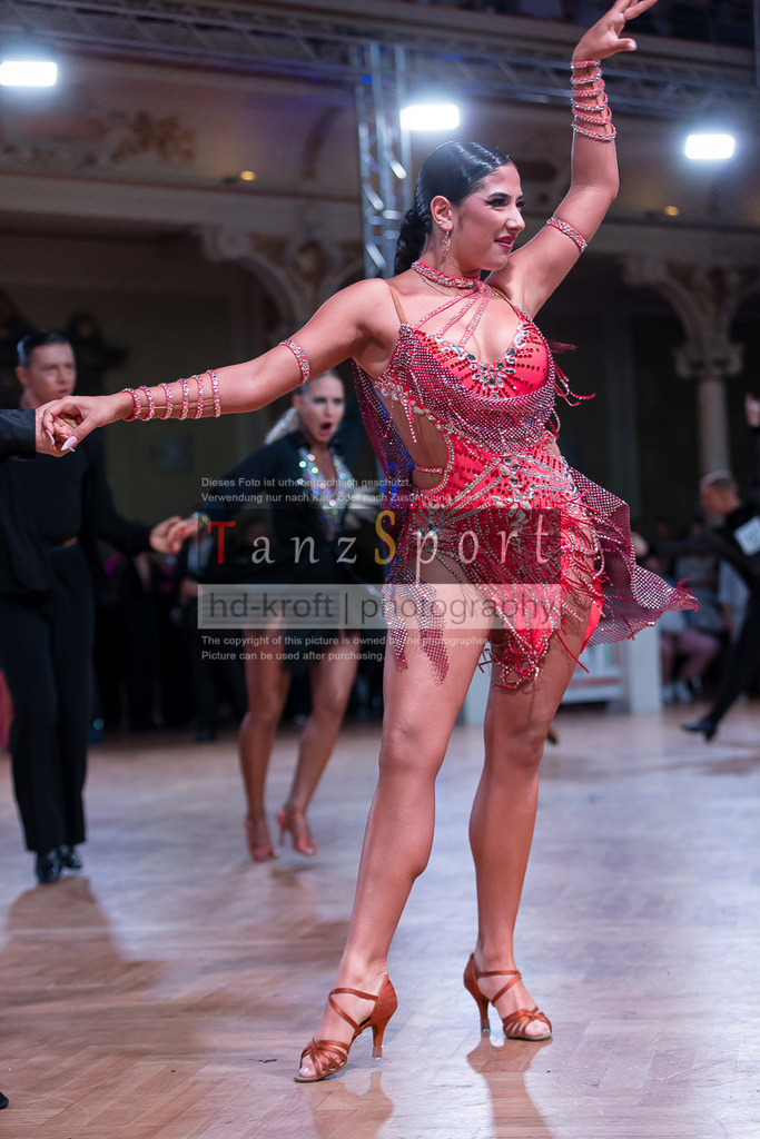 20240706_WDSF_WO_Latin_8889 | Tanzsportbilder, Standardtanz, Lateintanz, WDSF, DTV, LTVB, dancecomp, goc, hessen tanzt, blaues band der spree, walzer, tango, wiener walzer, slowfox, quickstepp, samba, rumba, cha-cha-cha, paso doble. jive, hd-kroft photography, turniertanzsport