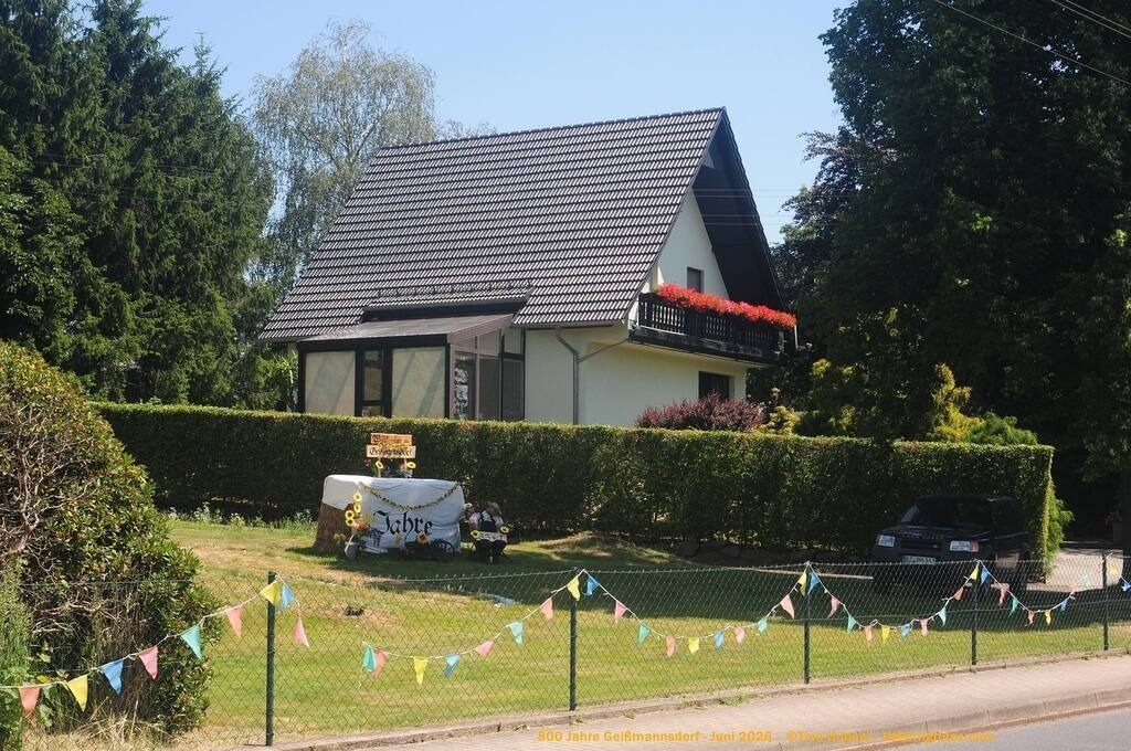 Geißmannsdorf-2026-Ortsbilder-277 | Geißmannsdorf bei Bischofswerda im Sommer 2026. Ein fotografischer Streifzug durch das Dorf Geißmannsdorf, mit Gebäuden, Straßen, Strohpuppen und geschmückten Vorgärten und Grundstücken anlässlich der 800-Jahr-Feier von Geißmannsdorf im Juni 2026 - Realisiert mit Pictrs.com