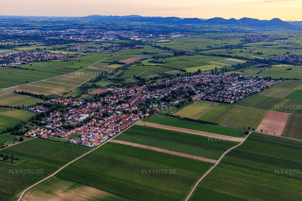 Luftbild: Ortsansicht von Südwesten im Ortsteil Niederhochstadt in Hochstadt im Bundesland Rheinland-Pfalz in Deutschland. Foto: IMG_107765.jpg vom 03.06.2018 durch Werner Riehm/FLY-FOTO.de