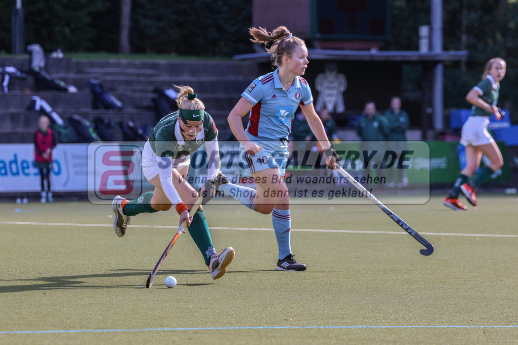 MJ_2022-10-08_Damen_HTCU-UHC-52 | Carolin Hoffmann (Uhlenhorst Mülheim #13) &amp; Lena Micheel (UHC Hamburg #10), Uhlenhorst Mülheim - UHC Hamburg am 8.10.2022 im Waldstadion, Mülheim a. d. Ruhr