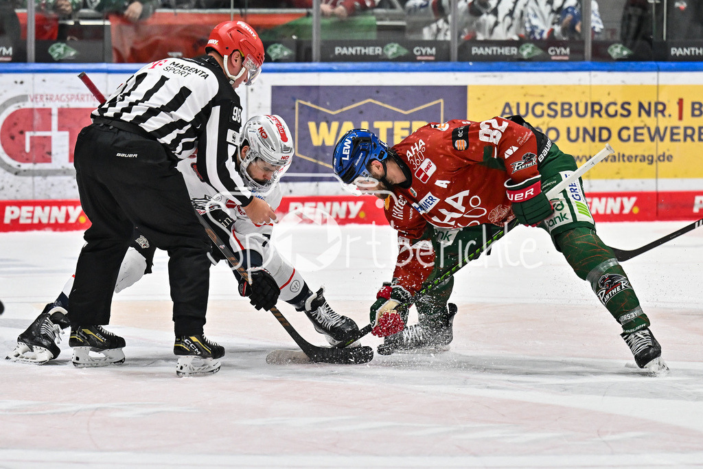 Augsburger Panther - Nürnberg Ice Tigers | AUGSBURG, GERMANY - 23. DECEMBER: beim Bully Samuel Dove-McFALLS (Nürnberg Ice Tigers 75) und Alexandre GRENIER (Augsburger Panther 82) während dem Match zwischen den Augsburger Panthern und den Nürnberg Ice Tigers am 31. Spieltag der Penny DEL im Curt Frenzel Stadion