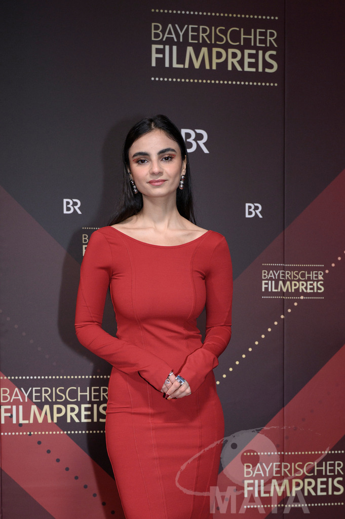 _DWI5025 | Bayan Layla bei der Verleihung des 47. Bayerischen Filmpreises 2026  im Prinzregententheater. München, Deutschland. Der Bayerische Filmpreis wird seit 1979 von der Bayerischen Staatsregierung verliehen, um die Bedeutung des Kinofilms als Kulturgut herauszustellen - Realisiert mit Pictrs.com