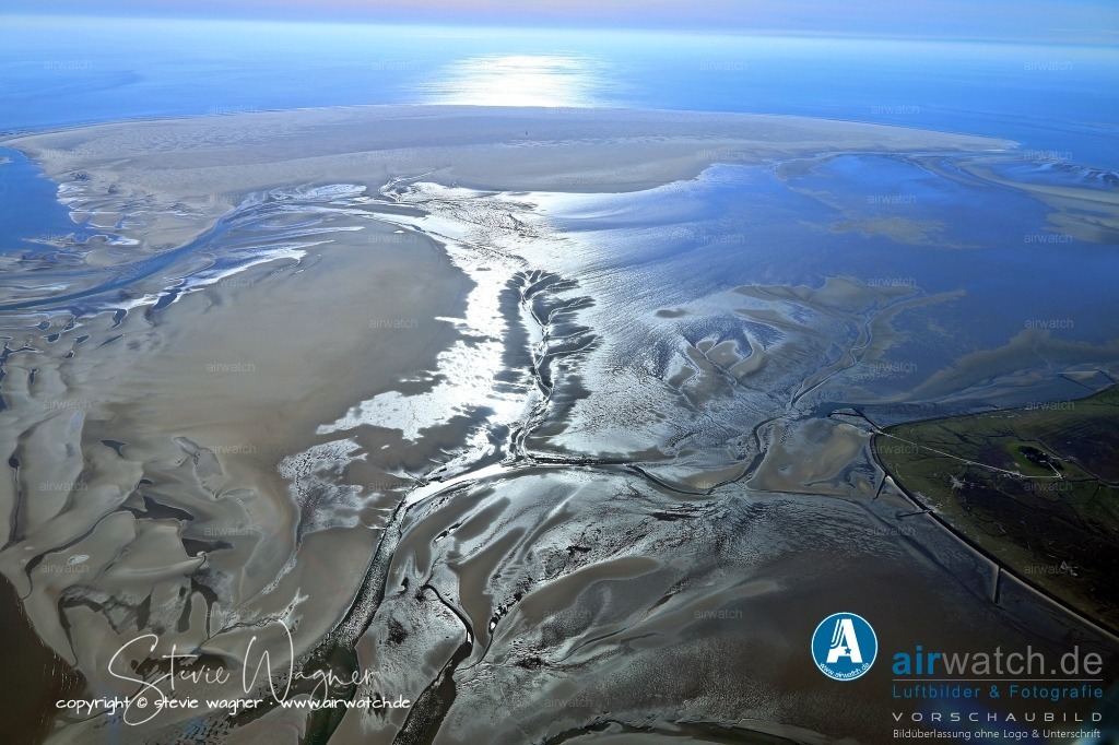 Halligen-Inseln-Weltnaturerbe-Wattenmeer-04-2023-airwatch-wagner-240A0375 | Die Hallig Süderoog ist eine rund einen Kilometer lange und 800 Meter breite, herzförmige Insel, die ganzjährig von einer Familie bewohnt und bewirtschaftet wird. Sie gehört zur Gemeinde Pellworm und liegt westsüdwestlich von Pellworm, mit der Hallig Norderoog im Norden und dem Süderoogsand vorgelagert.