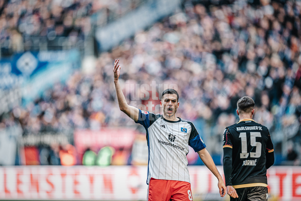 Fußball | Männer | Saison 2023/2024 | 2. Fußball-Bundesliga | 19. Spieltag | Hamburger SV vs. Karlsruher SC | 28.01.2024 | Laszlo Benes (#8, HSV)