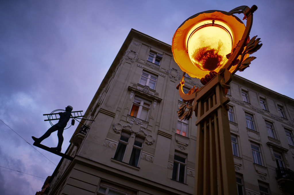 Teil der Hohen Brücke in der Wipplingerstrasse | Wien, Austria - December 07, 2020: Laterne der Hohen Brücke in der Wipplingerstrasse mit Blick auf die Häuser und den Rauchfangkehrer vor der Klassenlotterie. - Realisiert mit Pictrs.com