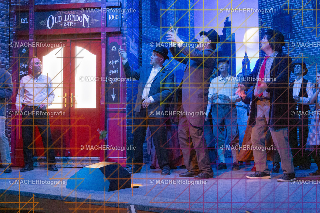 373_MFL-2025 | Portraitbilder von Regisseur; Darsteller; Techniker; Maske; Kostüme; Chor; Musiker; Bilderserie der Generalprobe und der Premierenvorstellung, Szenenbilder; Ausdrucksstudien; Bühnenüberblick; Bühnenkulissen; Pressefotos inkl. Redaktionsfoto Darstellergruppe.