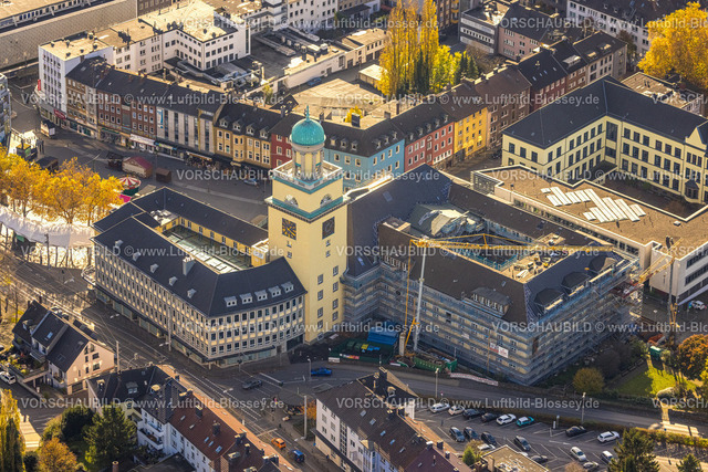 Witten231101027 | Luftbild, Stadtverwaltung Rathaus Witten und Baustelle Baugerüst mit Renovierung Nordflügel, Wohnsiedlung und Marktplatz, Witten, Ruhrgebiet, Nordrhein-Westfalen, Deutschland