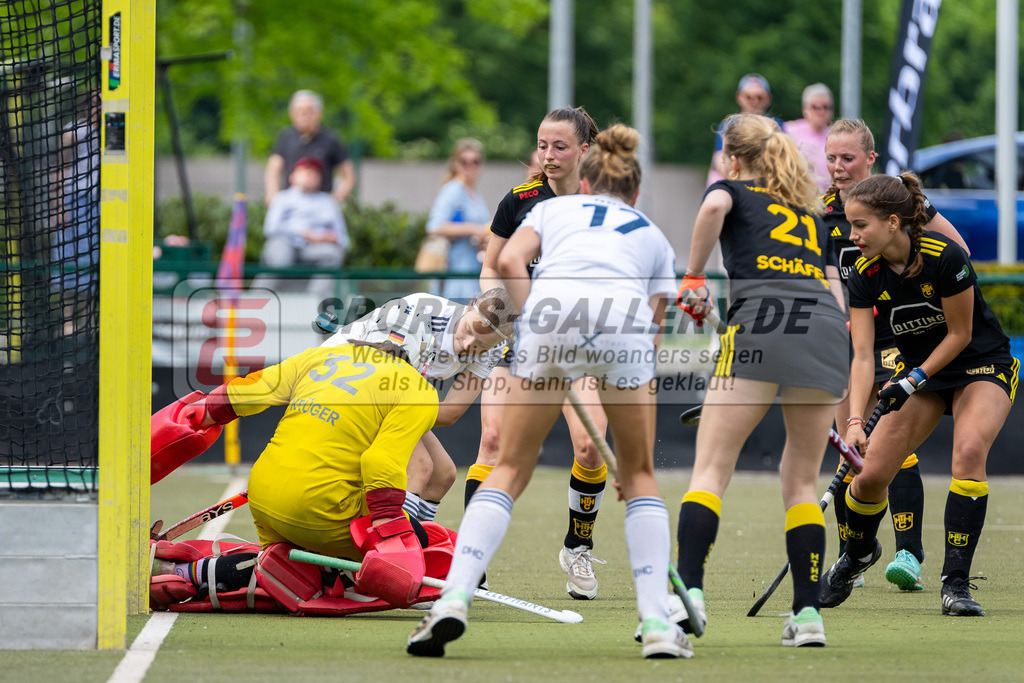 HK_20240511_100682 | 1.Bundesliga Damen Düsseldorfer HC - Harvestehuder THC am 11.5.2024 Düsseldorfer HC, Düsseldorf , Krüger Rosa Torfrau ( Harvestehuder THC #32 ) , Friederike Heusgen ( Düsseldorfer HC #8 )