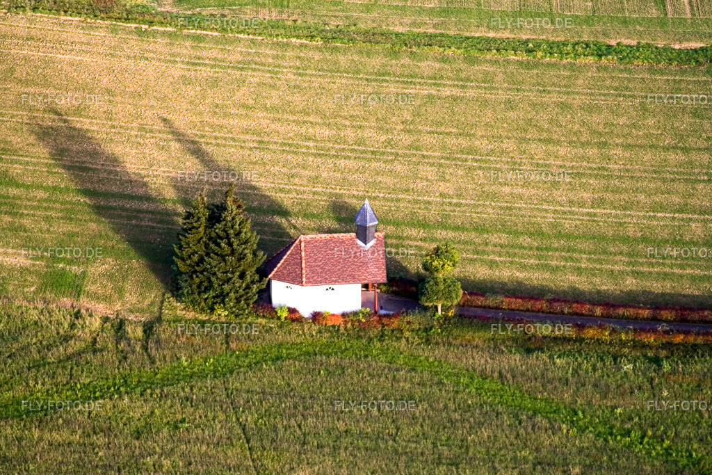 Marienkapelle am Almosenberg | Luftbild: Marienkapelle am Almosenberg in Rülzheim im Bundesland Rheinland-Pfalz in Deutschland. Foto: IMG_4557.jpg vom 10.11.2006 durch Werner Riehm/FLY-FOTO.de - Realisiert mit Pictrs.com