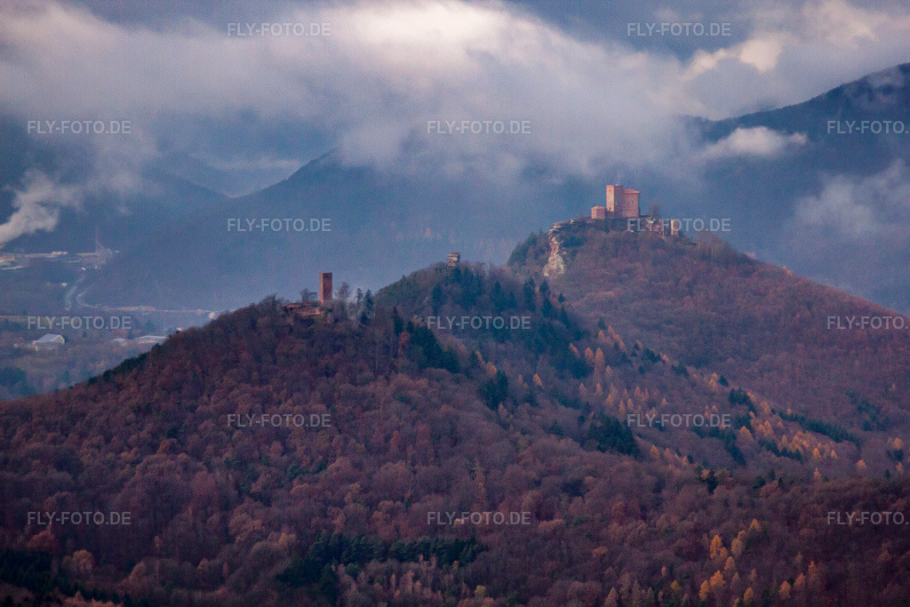 Luftbild: Die 3 Burgen Trifels, Anebos und Münz in Leinsweiler im Bundesland Rheinland-Pfalz in Deutschland. Foto: IMG_61156.jpg vom 30.11.2013 durch Werner Riehm/FLY-FOTO.de
