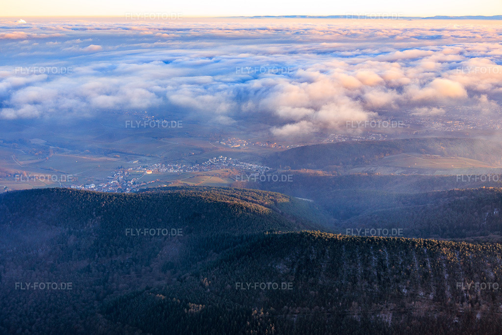 Luftbild: Ortsansicht von Westen zwschen Wolken und Bergen im Ortsteil Gleiszellen in Gleiszellen-Gleishorbach im Bundesland Rheinland-Pfalz in Deutschland. Foto: IMG_151825.jpg vom 22.11.2025 durch Werner Riehm/FLY-FOTO.de