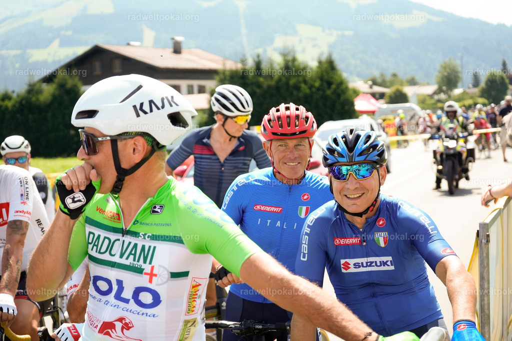 366_20230817_Bewerb_Maenner_Muehlanger | AUT - OESTERREICH, 2023-08-16: SPORT RENNRAD-FAHREN - 55. INTERNATIONALER RADWELTPOKAL IN ST. JOHANN IN TIROL  - Vintage-Radrennen mit WM-Bronze-Medaillen-Siegerin Christina Schweinberger, den Teilnehmer und Alexander Baumann (vom Orginastions-Team) - TAG 2 BEWERB MAENNER IN SECHS GRUPPEN  ; Foto: Roland Muehlanger