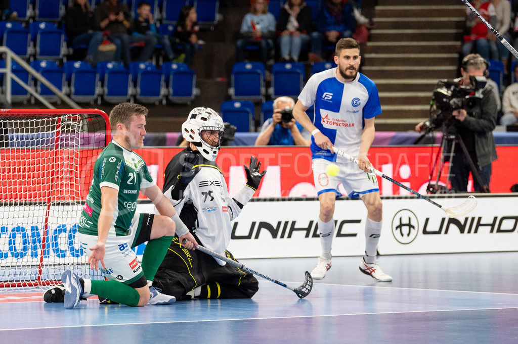 SV Wiler-Ersigen vs GC Unihockey - 23. April 2022 | SV Wiler-Ersigen vs GC Unihockey
Stimo Arena, Kloten
#21 Tatu Väänänen (SV Wiler-Ersigen) und #75 Torhüter Tim Kramer (SV Wiler-Ersigen) wehren gemeinsam eine Schuss ab.
Bild: Sportfotografie Markus Aeschimann | www.markus-aeschimann.ch - Realisiert mit Pictrs.com