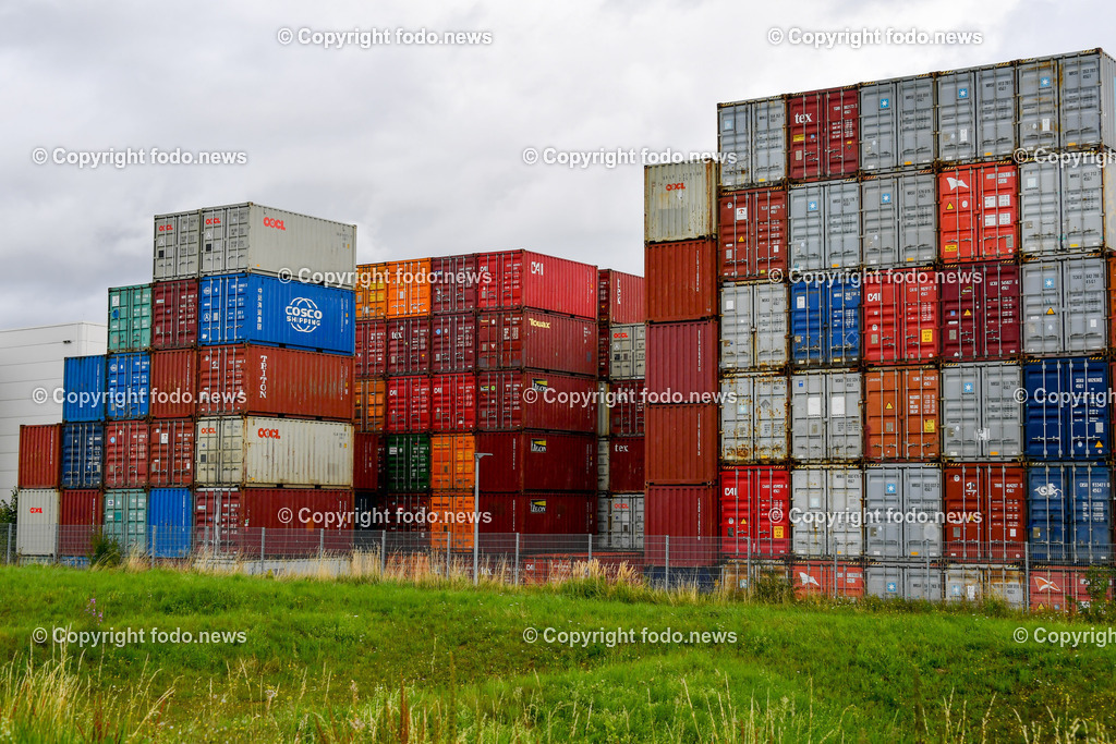 Deutschland_ Baden-Wuerttemberg_ Ulm_ 31.08.2025-5 | 31.08.2025, Deutschland, GER, Baden-Wuerttemberg, Ulm, im Bild Themenbild, Gueterverkehr, kombinierter Verkehr, Containerumschlag, Bahn-Logistik, Intermodaltransport, nachhaltiger Guetertransport, Schiene-Straße-Anbindung, Logistikzentrum, Transportknotenpunkt, Infrastruktur Ulm, DUSS, Frachtverteilung, Gueterdrehscheibe, Logistiknetzwerk, umweltfreundlicher Transport, Container, Fracht, Kran, Stapel, Feature, Symbolbild