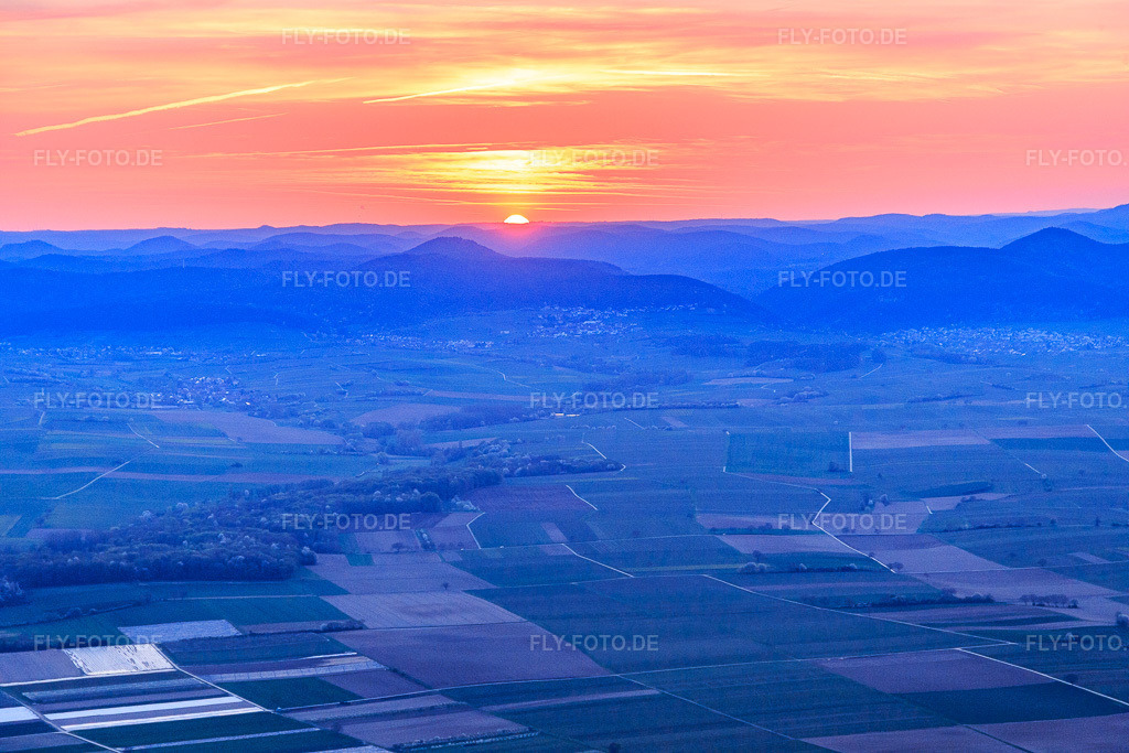 Luftbild: Sonnenuntergang im Billigheimer Bruch im Ortsteil Ingenheim in Billigheim-Ingenheim im Bundesland Rheinland-Pfalz in Deutschland. Foto: IMG_106684.jpg vom 17.04.2018 durch Werner Riehm/FLY-FOTO.de