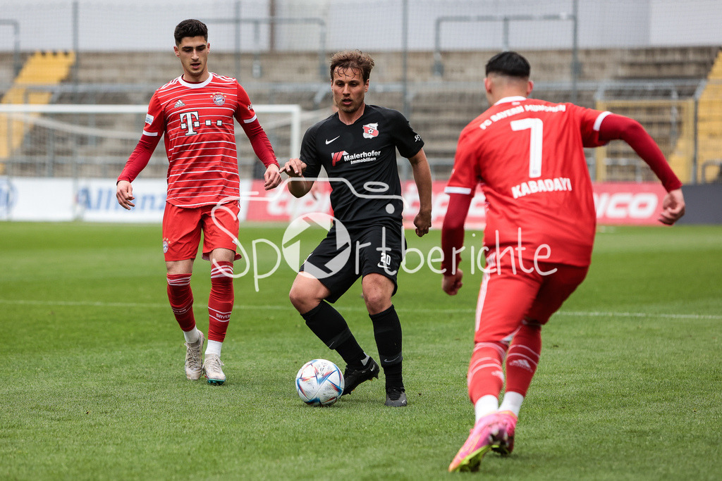 FC Bayern Amateure - SpVgg Hankofen-Hailing | Grant Leon RANOS (FCB #22) im Dull mit David VOGL (HANK (20)