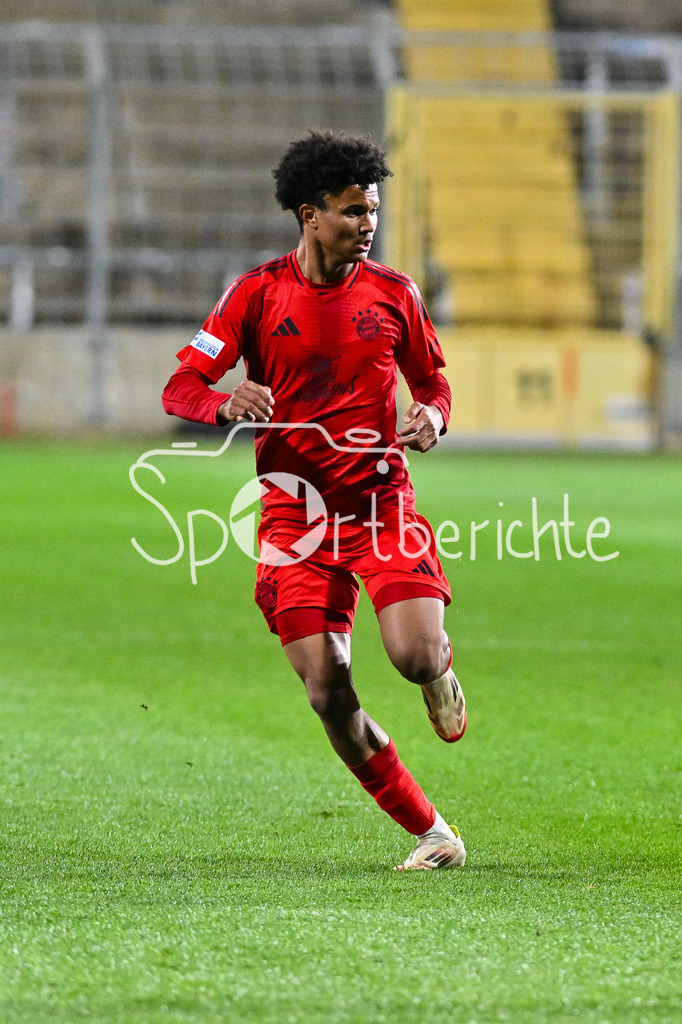 FC Bayern Amateure - FC Augsburg II | im Bild Julien YANDA (FC Bayern München II #3) / Einzelfoto / Freisteller / Regionalliga Bayern: FC Bayern Muenchen II - FC Augsburg II, Gruenwalder Stadion am 14.03.2025