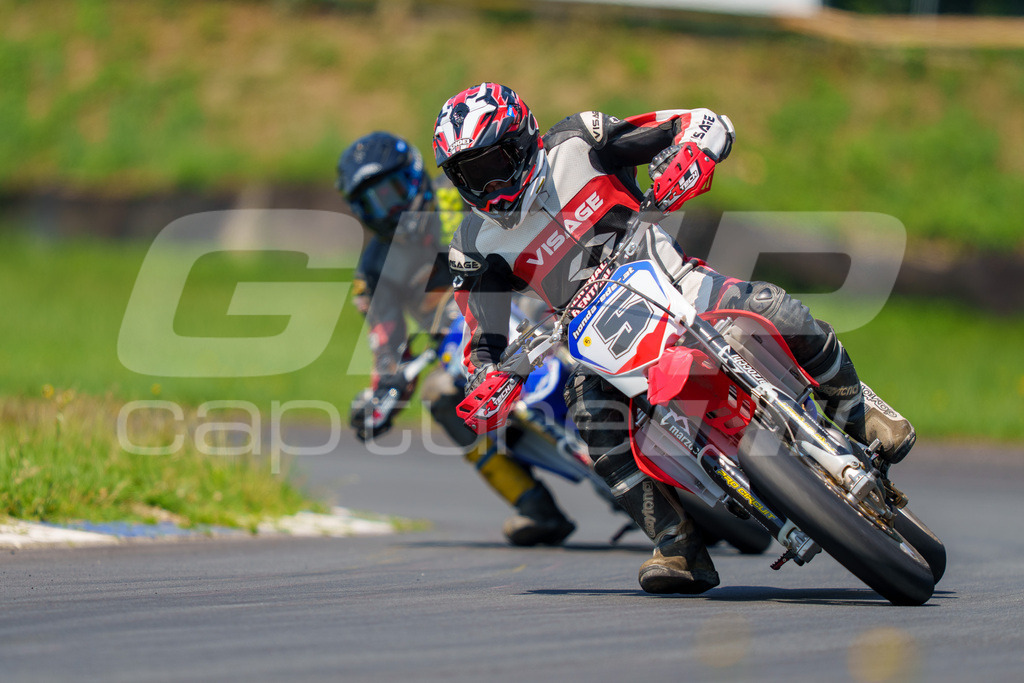 G-Cup + Supermoto Staatsmeisterschaft + Hungarian Supermoto Championship | GRIPcapture steht für authentische Sportfotografie in Österreich – für Momente, die mehr sind als Geschwindigkeit oder Ergebnis. Es geht um Emotion, Spannung, Fokus und den Augenblick, der oft nur einen Wimpernschlag dauert.Ob Motorsport, Teamsport oder 
