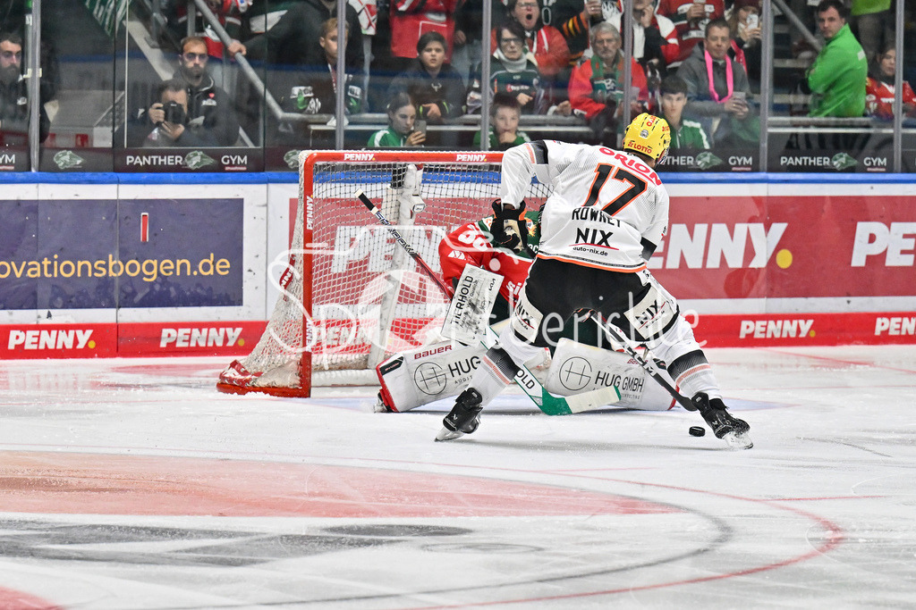 Augsburger Panther - Löwen Frankfurt | Carter ROWNEY (Löwen Frankfurt #17) scheitert mit seinem Penalty an Strauss MANN (Augsburger Panther #38) / DEL: Augsburger Panther - Löwen Frankfurt, Curt Frenzel Stadiom am 11.10.2024
