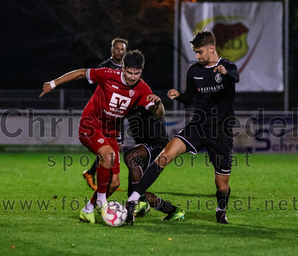 2023-10-27_090_VfB_Hallbergmoos_gegen_FC_Schwaig | Hallbergmoos, Deutschland, 27.10.2023:
Fußball, Landesliga Südost 2023 / 2024, 18. Spieltag, VfB Hallbergmoos gegen FC Schwaig, Endergebnis: 2:3

Moritz Sassmann (VfB Hallbergmoos, #15), Mario Simak (FC Schwaig, #5)

Foto: Christian Riedel / fotografie-riedel.net