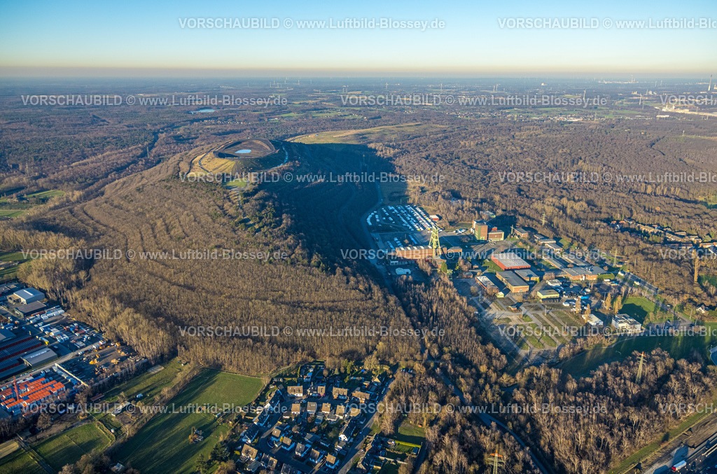 Bottrop230202058 | Luftbild, Waldgebiet Halde Haniel, Zeche Schachtanlage Franz-Haniel 1/2 mit Förderturm, Fuhlenbrock, Bottrop, Ruhrgebiet, Nordrhein-Westfalen, Deutschland