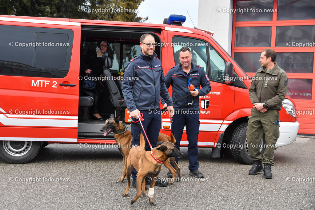 Feuerwehr Traun_ Empfang Rettungshunde Erdbebeneinsatz Türkei_ 17.02.2023-15 | 17.02.2023, Traun, AUT, Feuerwehr Traun, Empfang Rettungshunde Erdbebeneinsatz Tuerkei, im Bild Eintreffen der Rettungshundefuehrer mit den Hunden, Markus Gruber mit Boom und Gerald Schmidberger mit Action