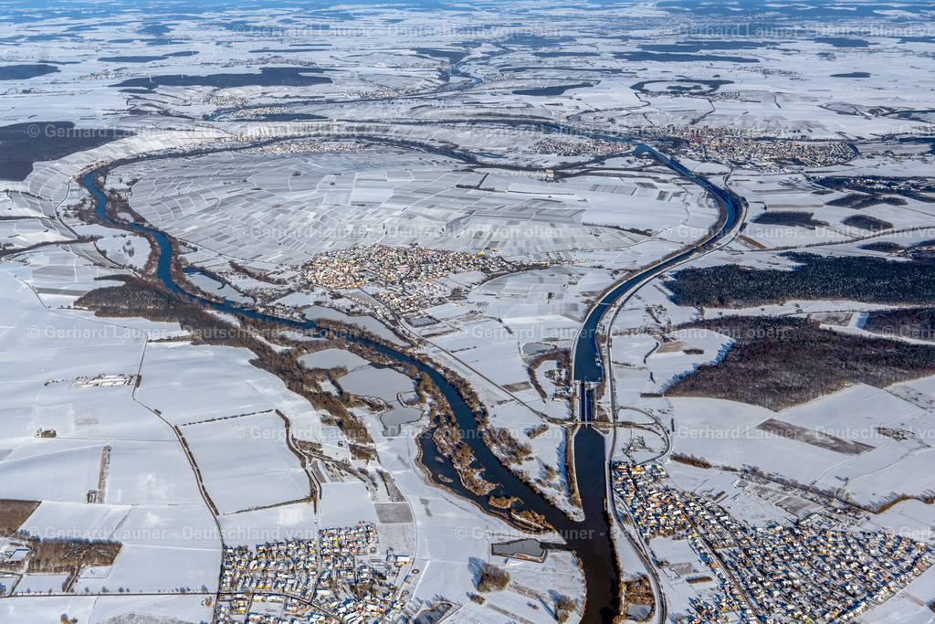 4043264 | SOMMERACH 13.02.2021 Winterlich schneebedeckte Ortsansicht am Uferbereich des Main - Flussverlaufes und Mainkanal in Sommerach im Bundesland Bayern, Deutschland. // Wintry snowy town view on the banks of the Main - river course and Main Canal in Sommerach in the state Bavaria, Germany. Foto: Gerhard Launer