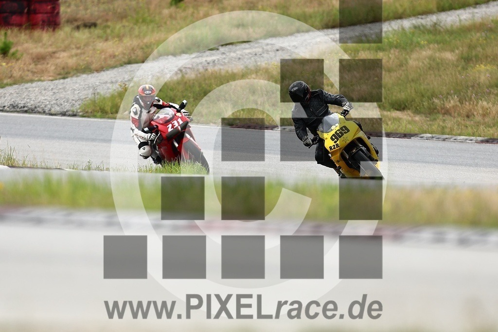 0969-20250726_03623 | Schöne Erinnerungen an spannende Momente - das festzuhalten ist unser Job. PIXELrace.de ist seit 2003 auf den Rennstrecken Europas unterwegs um die Action draußen beim Fahren und die wunderbare Stimmung imm Fahrerlager für euch einzufangen.